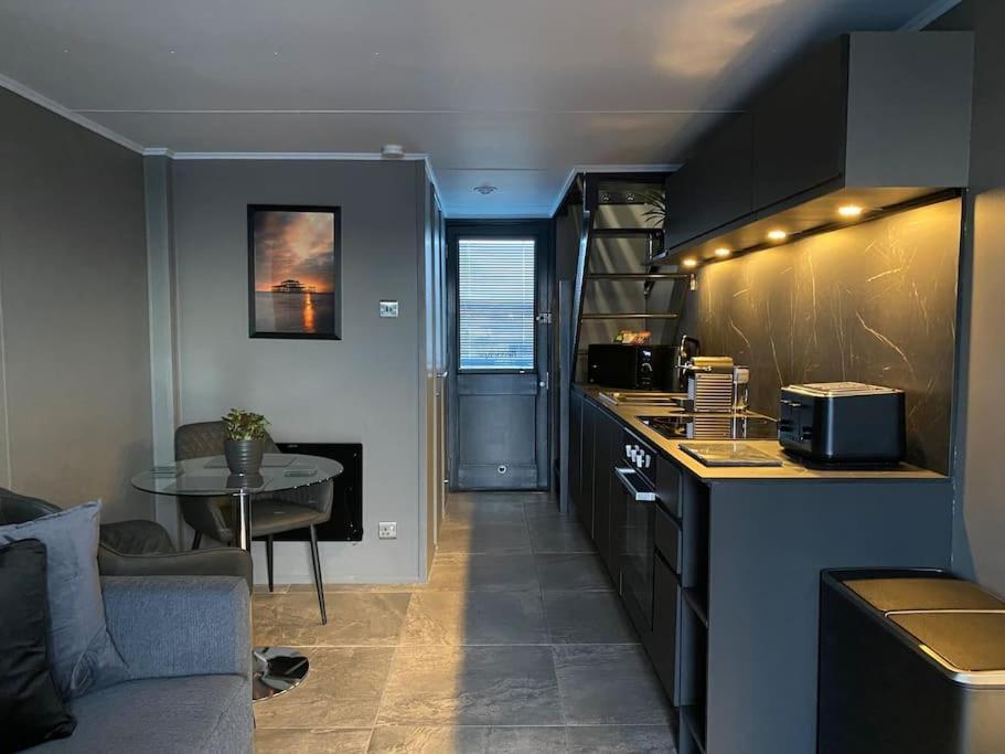 Seascape - Floating Home At Brighton Marina With Free Parking المظهر الخارجي الصورة