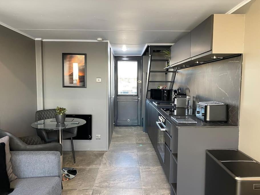 Seascape - Floating Home At Brighton Marina With Free Parking المظهر الخارجي الصورة